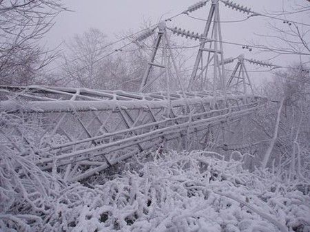 日本北海道暴风雪压倒铁塔数万家庭断电|北海