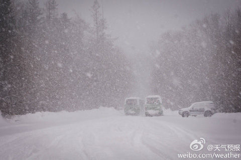 28日吉林长白山区风雪交加(来源:新浪微博)