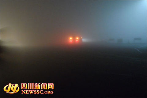 宜宾遭遇浓雾天气 部分地区能见度不到3米|宜宾
