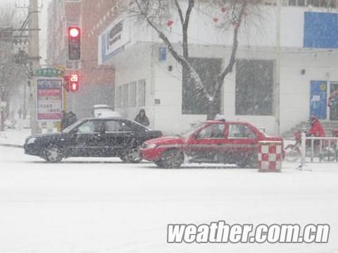 9日大雪导致牡丹江市区车行驶缓慢（张玉成 摄）