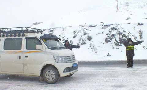 四川折多山大雪致600辆车被困 交警通宵救援_