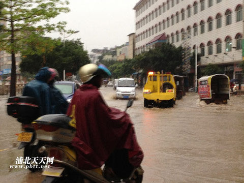 广西浦北暴雨浸街 当地网友戏称"水城威尼斯"