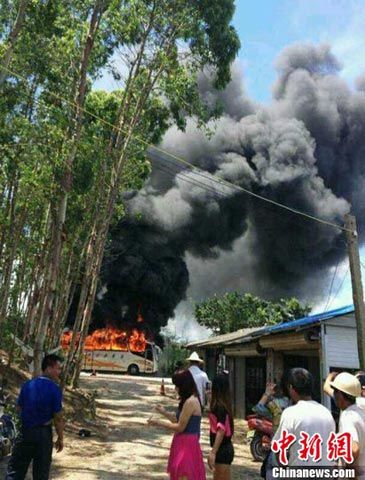 广西东兴客车自燃乘客自救脱困_新浪天气预报