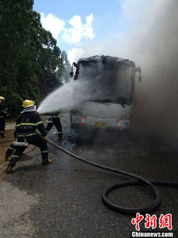 广西东兴客车自燃乘客自救脱困_新浪天气预报