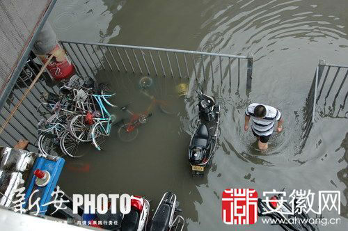 淮南暴雨致15米高警示牌被淹沿街店铺进水