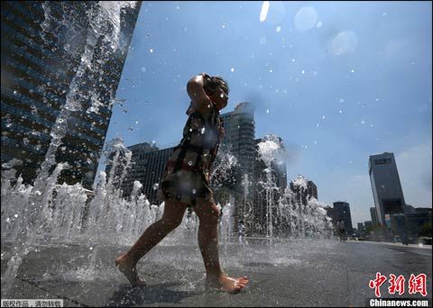 韩国经历有记录来最热6月 市民嬉水纳凉|韩国|