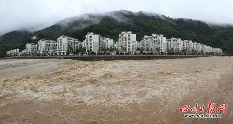 四川局地累计雨量超500毫米 暴雨红色预警发布