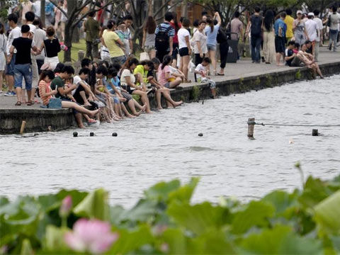 高温下杭州西湖成万人洗脚池遭网友热议|西湖