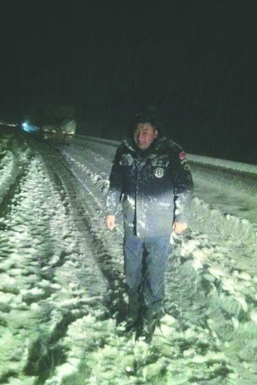 9月4日晚 康定县折多山上大雪，路人冷得受不了 丹真摄