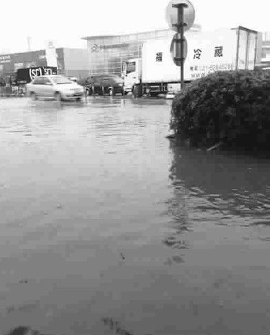 倾盆大雨致松江部分路段变成一片汪洋 网友“@-u-Know”提供 