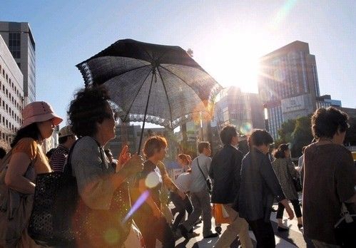 东京现百年一遇反季节高温天气|东京|高温|日本