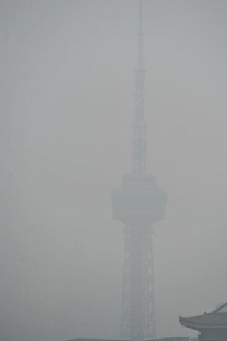 长春连续三日空气重度污染 地标建筑吉塔被雾霾笼罩