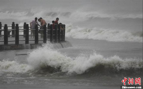 11月10日，受台风“海燕”影响，三亚海边风大浪急。（图片来源：中新网）