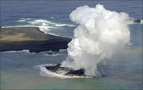 日本海域火山喷发出现新小岛|日本海域|火山爆