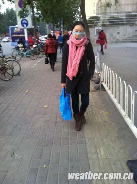 图为合肥街头美女戴口罩围巾出行（拍摄者 徐雅莲）