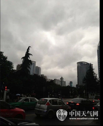 贵州76县出现降雨 贵阳上班族被困雨中|贵州|贵