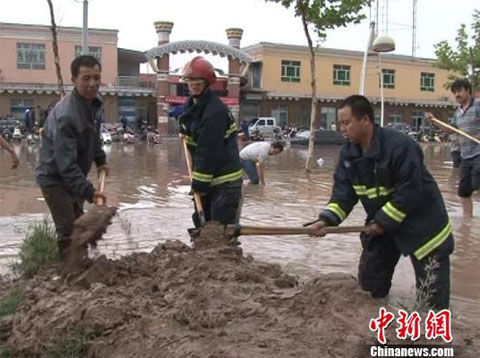 新疆喀什市区因突降暴雨发生内涝_新浪天气预报