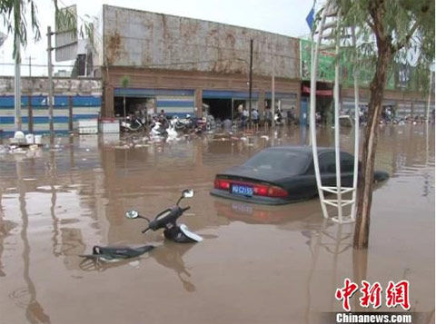 新疆喀什市区因突降暴雨发生内涝_新浪天气预