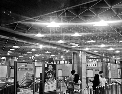 天上下大雨北京地铁13号线知春路站下小雨