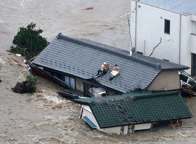 日本发生洪涝灾害 男子抓电线杆等待救援_新浪