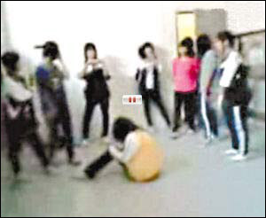 中学女生在厕所内围殴同学组图