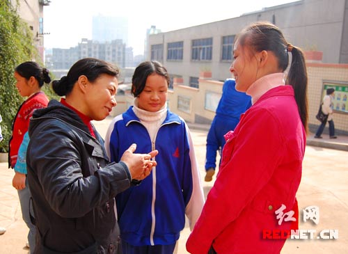 长沙大学生周末"认领"农民工子弟(组图)图片