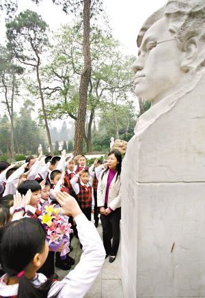 广州起义领导人雕像纪念广场昨正式开放