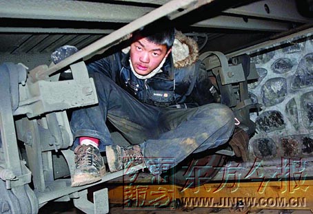 西安青年北京打工受骗 躲火车下潜行百余公里