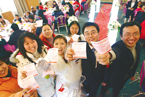 新人批发彩票送亲朋 结婚日子当号码表祝福(图