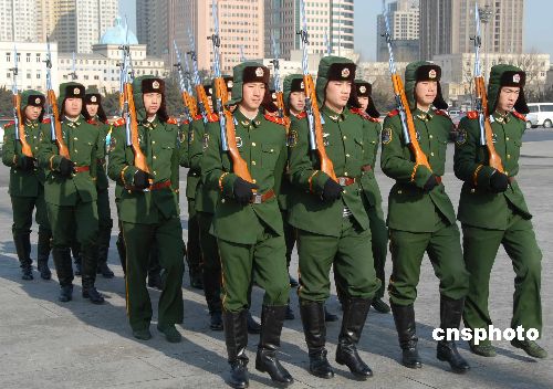 图:大连武警国旗班战士"冬练三九"