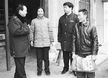 图文:黄州区工商局机关干部看望特困个体工商户