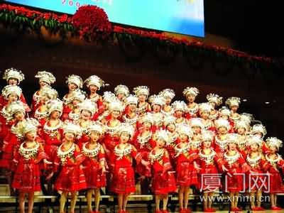 "民乐团以丝竹合奏《迎春曲》和《步步高》开场,二胡、琵琶、柳琴