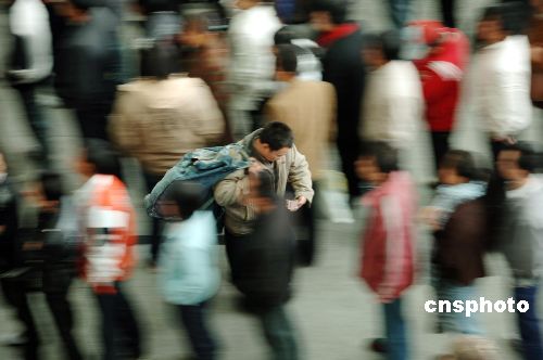 图:农民工回家过节归心似箭