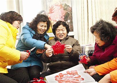 图文:学剪窗花迎新春