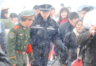 各地民警力保雪天春运安全