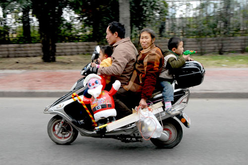 一辆电驴驮五“人”(图)