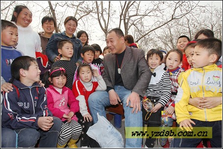 听王叔叔讲故事(图)