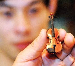 笔杆二胡奏出动听《二泉映月》