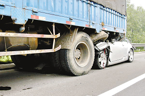 轿车追尾货车