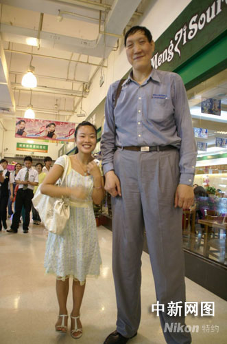 比姚明矮1厘米 河南巨人应聘到广东任保安队长