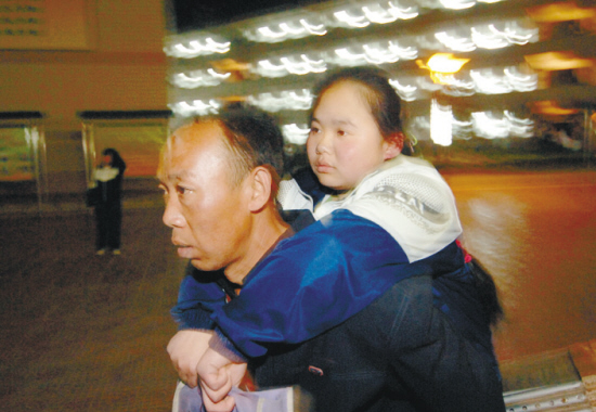 <em>农民</em>父亲十年如一日背<em>女儿</em>上学