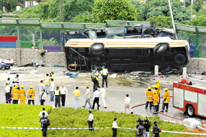 香港旅游大巴翻车18死44伤