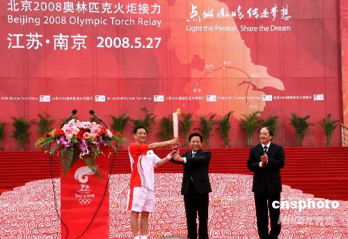 图:圣火南京传递羽球名将杨阳任首棒