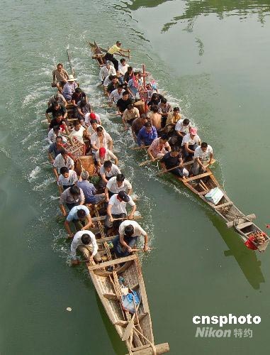 图:江西分宜县众人划桨迎奥运