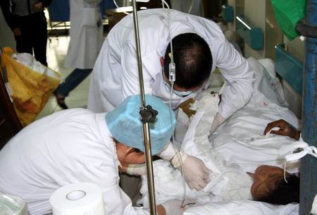 与死神拼命角力--四川省人民医院伤员营救大接