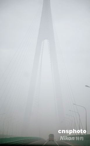 图:雾锁杭州湾跨海大桥