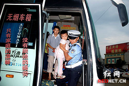 暑运探亲儿童占多数 高速交警严查超载保安全