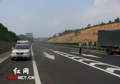 高速上运输超长设备交警起吊“巨无霸”(图)