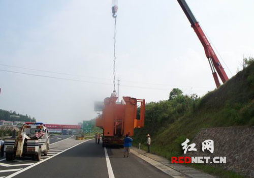 高速上运输超长设备交警起吊“巨无霸”(图)