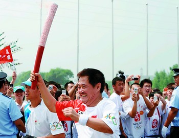 "白云"黑土"为争当奥运火炬手展开了激烈的竞争,但在17日奥运圣火